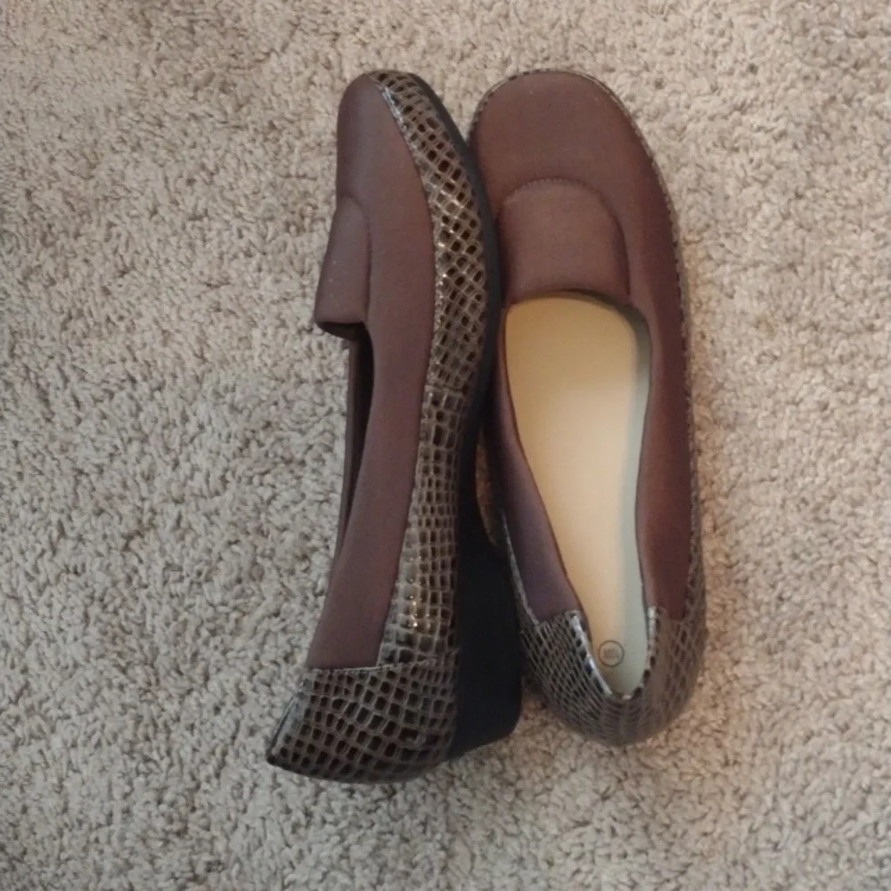 Ladies shoes...NWOT - Picture 2 of 2